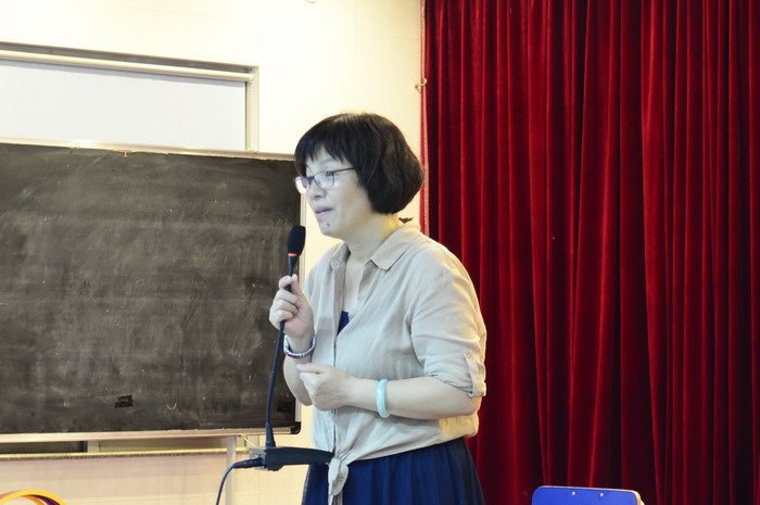 41陳曉紅校長(zhǎng)助理組織學(xué)習(xí)《福泉學(xué)校學(xué)生課堂常規(guī)》，用一個(gè)又一個(gè)師兄師姐成功的例子激勵(lì)學(xué)生們奮發(fā)向上，把不可能變?yōu)榭赡堋?jpg